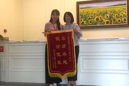 济南万泰装饰收到拉菲公馆董老师和吴老师送来的锦旗