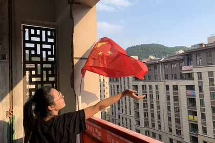 万泰麓府工地国旗飘飘，中国红实力表白“我爱你中国”！